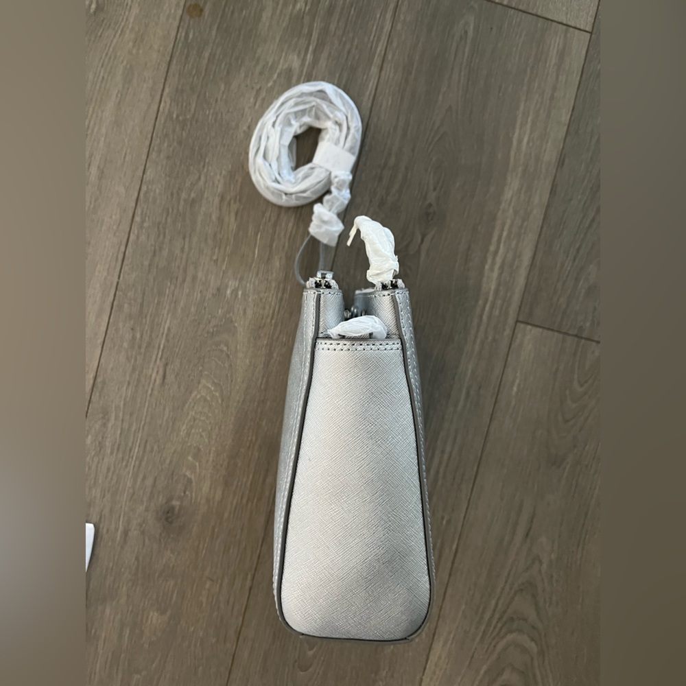 NWT Lo & Sons Pearl Saffiano Leather Silver Crossbody Bag Retails $300 - Picture 9 of 14